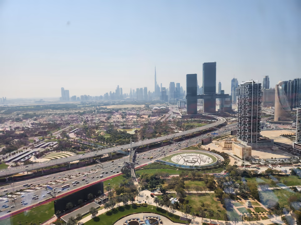 Vista do horizonte de Dubai com o Burj Khalifa ao fundo, a partir do mirante do Dubai Frame