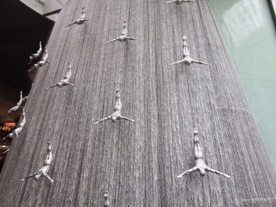 Esculturas de mergulhadores na cascata da Dubai Fountain, dentro do Dubai Mall