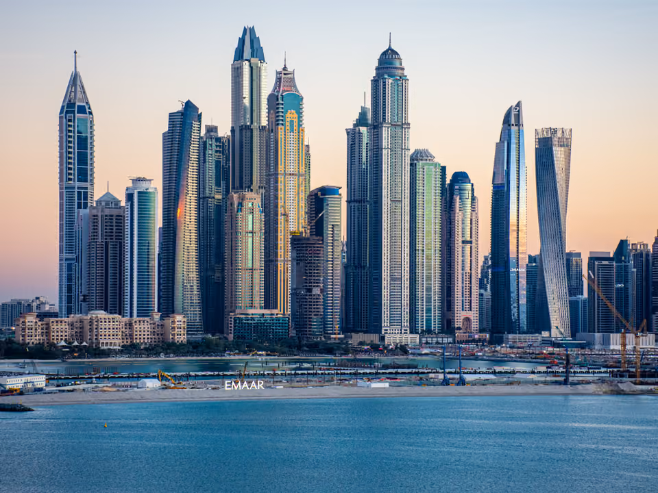 Skyline de arranha-céus da Dubai Marina ao entardecer, vista da água