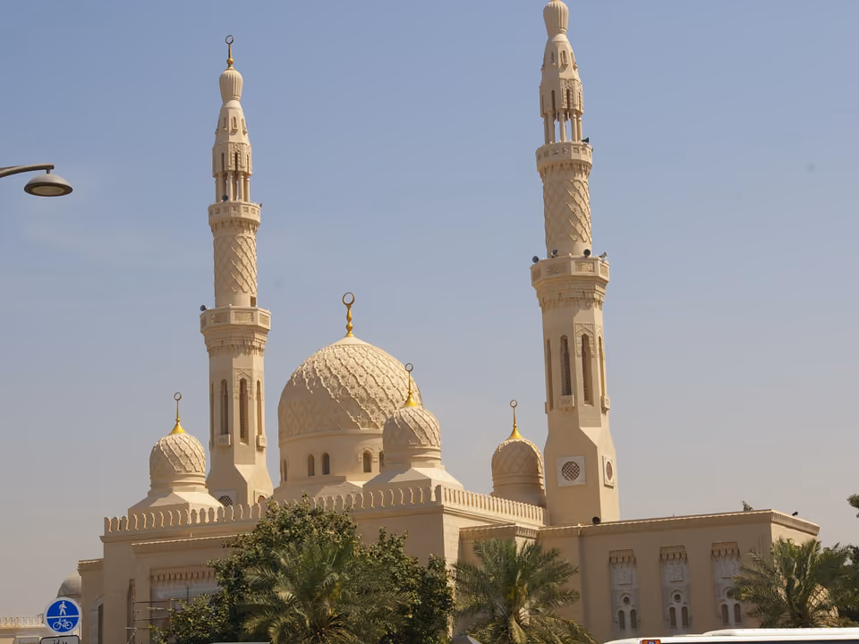 Fachada da Mesquita Jumeirah, com cúpulas e minaretes de pedra clara, em Dubai