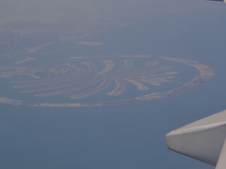 Vista aérea da Palm Jumeirah, ilha artificial em formato de palmeira, vista do avião