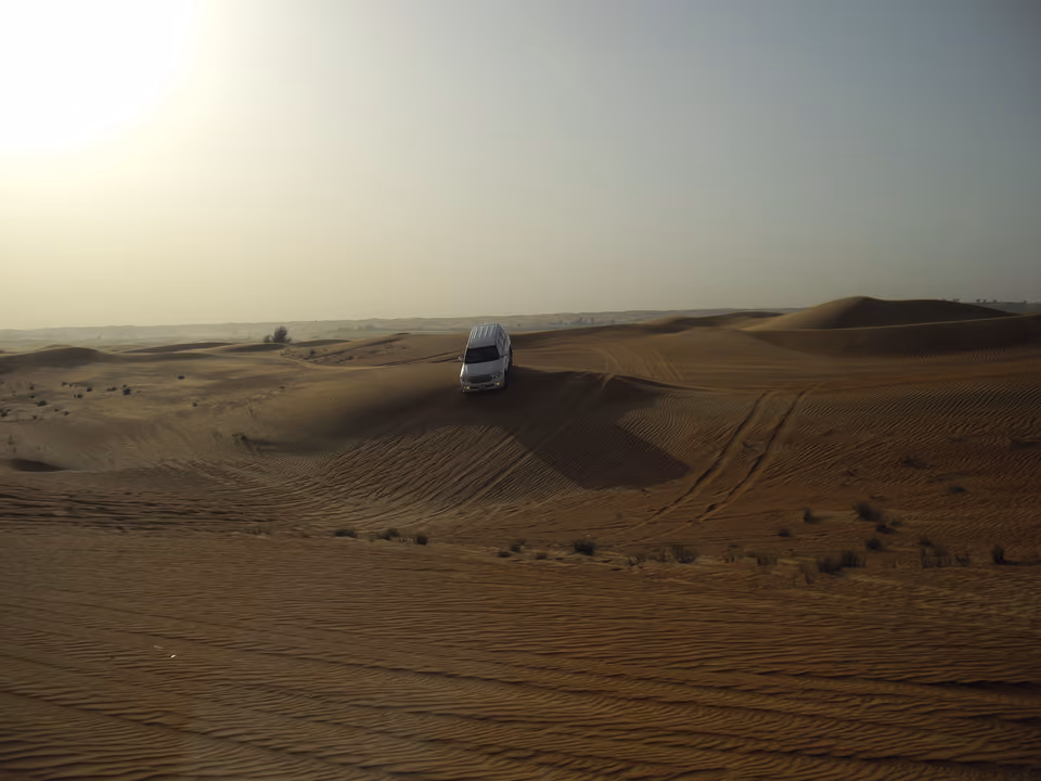 Veículo 4x4 no topo de uma duna durante um safári no deserto perto de Dubai