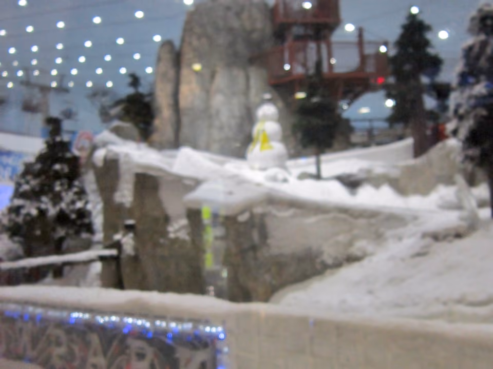 Boneco de neve e pista artificial coberta de neve dentro do Ski Dubai, no Mall of the Emirates