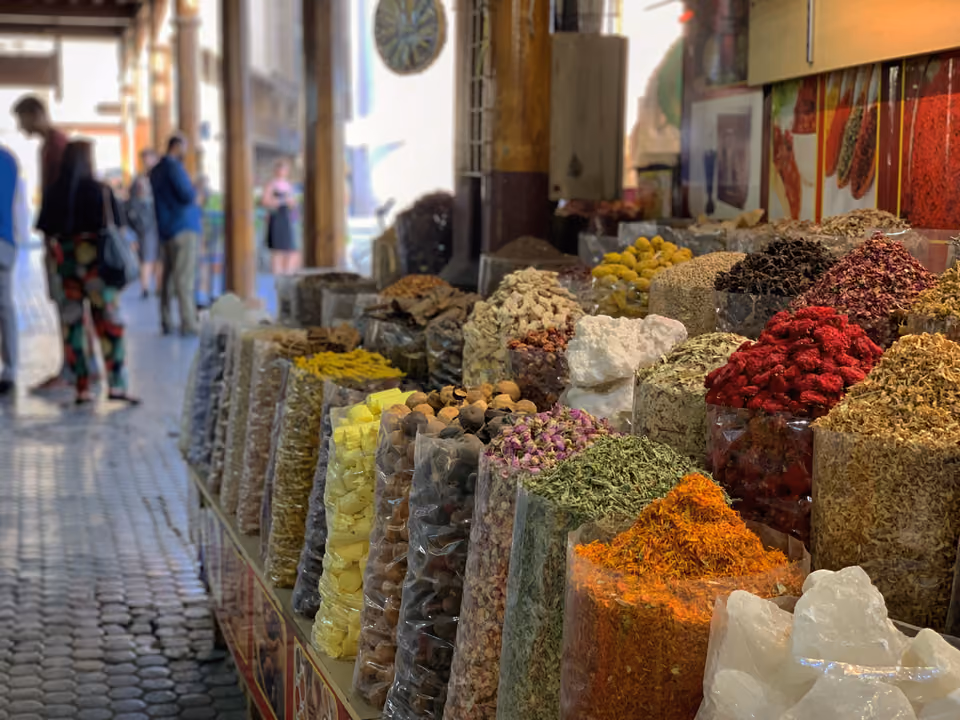 Sacas de especiarias coloridas expostas no Souk de Especiarias, em Deira, Dubai