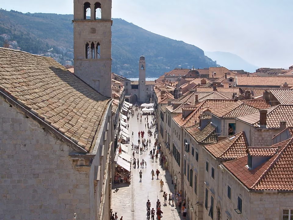 Rua principal Stradun vista de cima, na Cidade Velha de Dubrovnik, Croácia