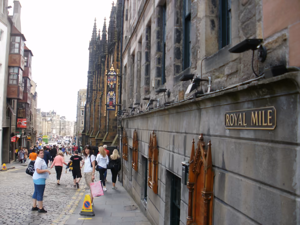 Placa da Royal Mile na rua histórica, em Edimburgo, Escócia