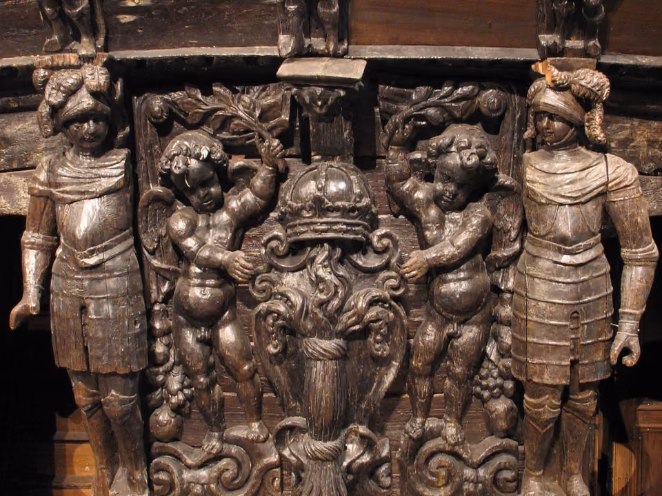 Entalhe de madeira original do navio de guerra Vasa, de 1628, no Vasamuseet, Estocolmo