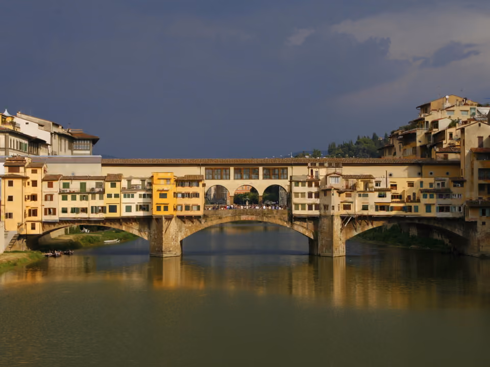 Ponte Vecchio sobre o Rio Arno, em Florença, Itália