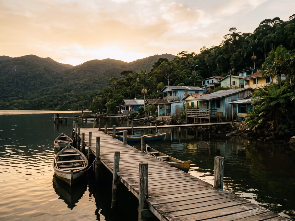 Píer de madeira e casas à beira d'água na Costa da Lagoa, acessível só de barco ou trilha
