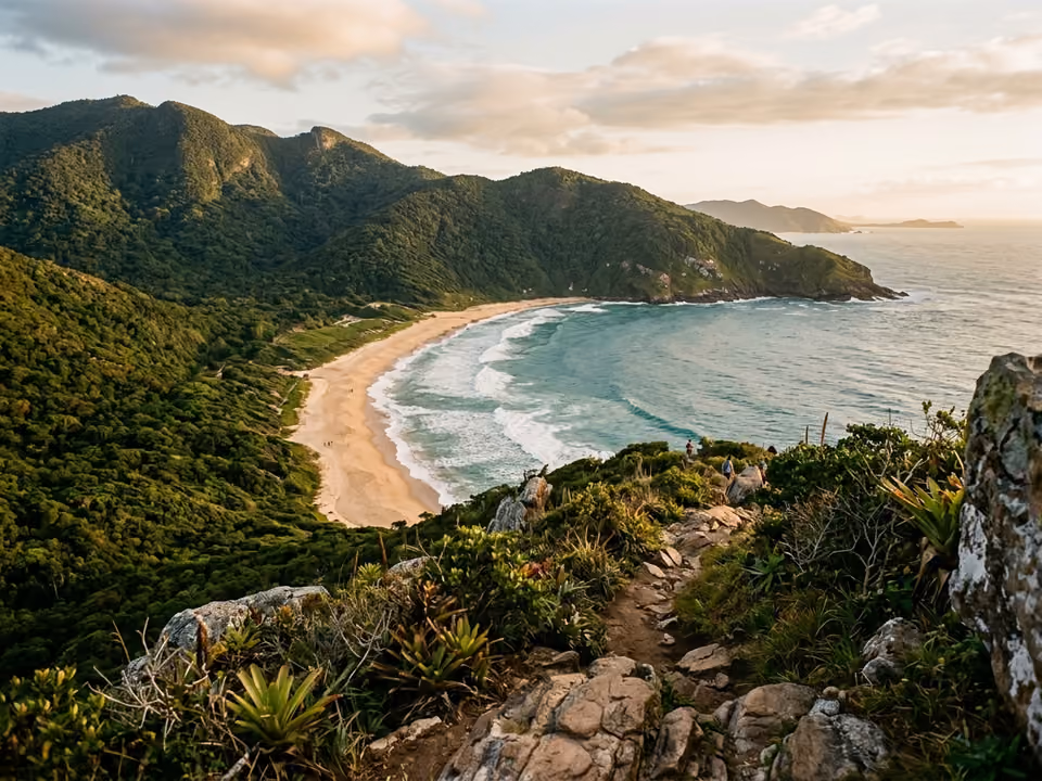 Lagoinha do Leste vista do alto da trilha: praia selvagem em ferradura entre montanhas verdes