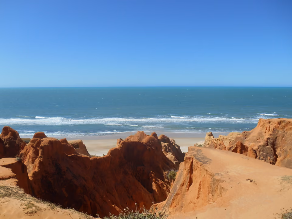 Falésias multicoloridas de Morro Branco, no Ceará, com tons de vermelho, branco e ocre esculpidos pela erosão