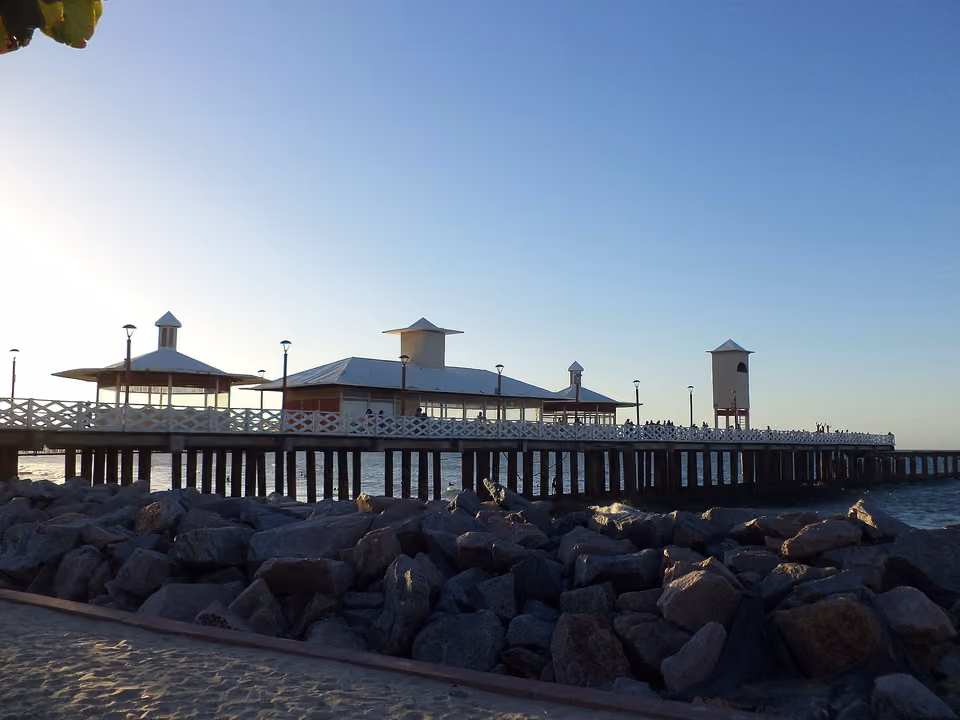 Ponte dos Ingleses (Ponte Metálica) em Fortaleza, um pier de ferro que avança sobre o mar na Praia de Iracema