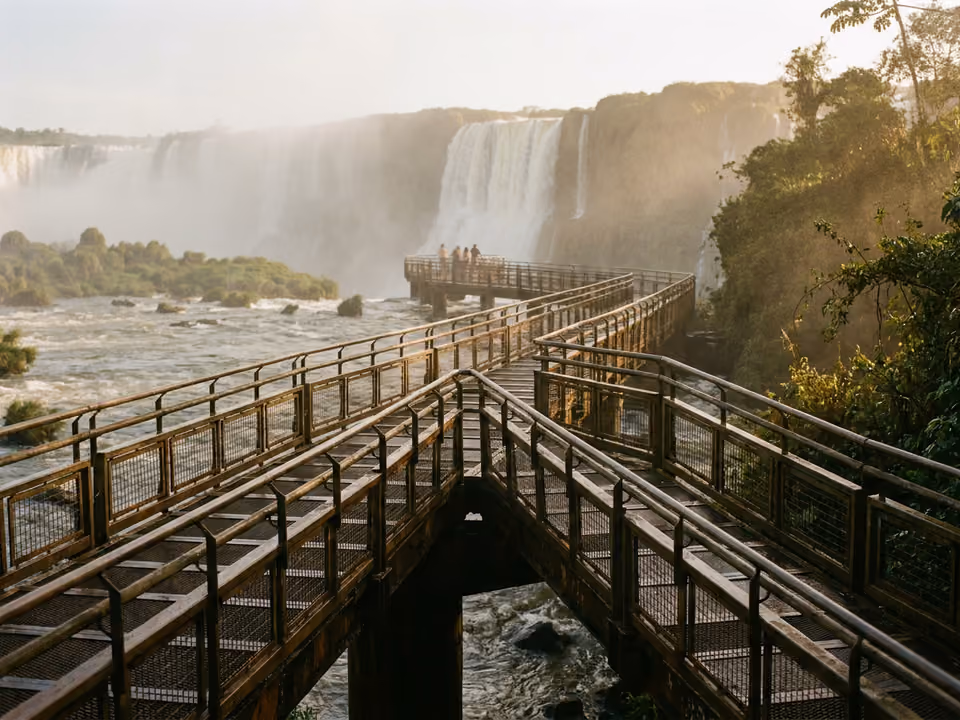 Passarela sobre o rio se aproximando da Garganta do Diabo no lado brasileiro das Cataratas, com névoa subindo