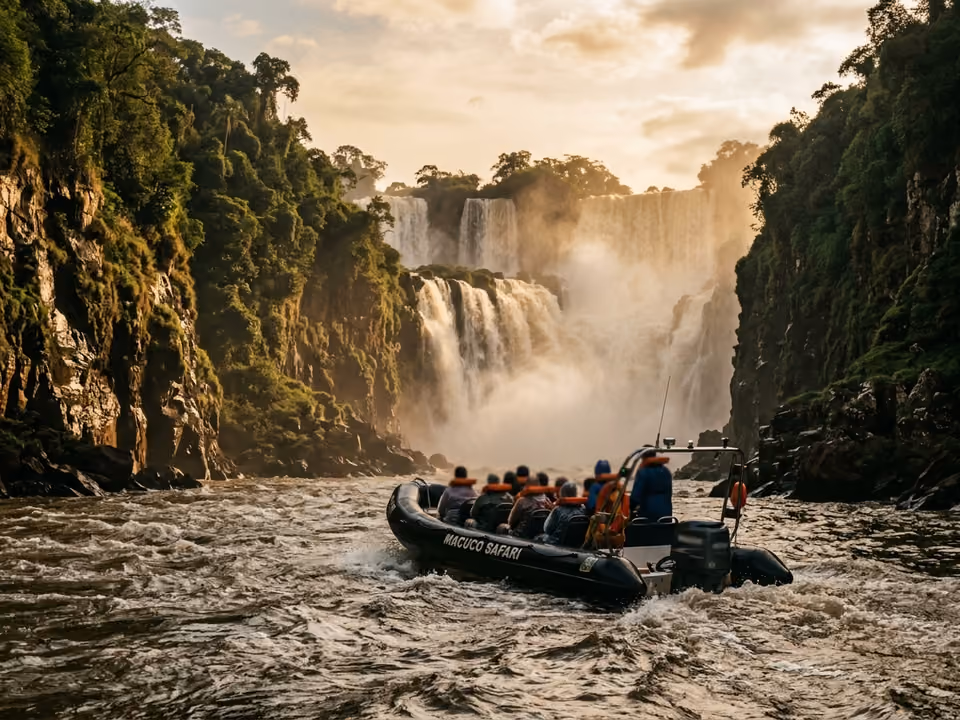 Bote inflável navegando o rio Iguaçu em direção às quedas entre paredões de mata