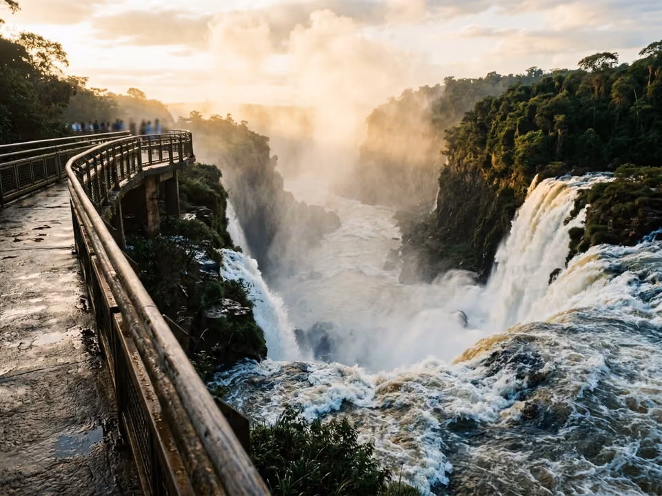 Garganta del Diablo vista de cima nas passarelas do lado argentino, com a água despencando em ferradura
