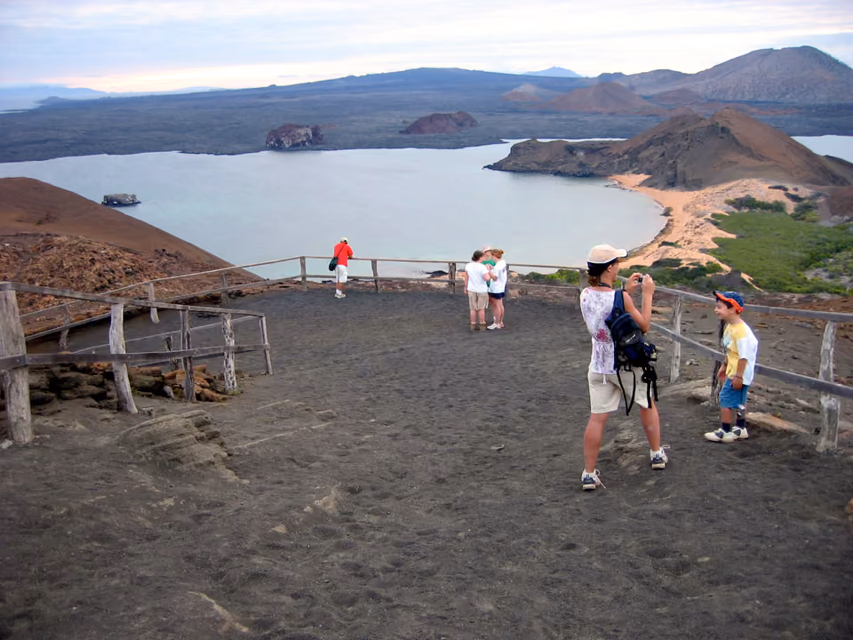 Vista do mirante da Ilha Bartolomé, com baía e paisagem vulcânica, em Galápagos