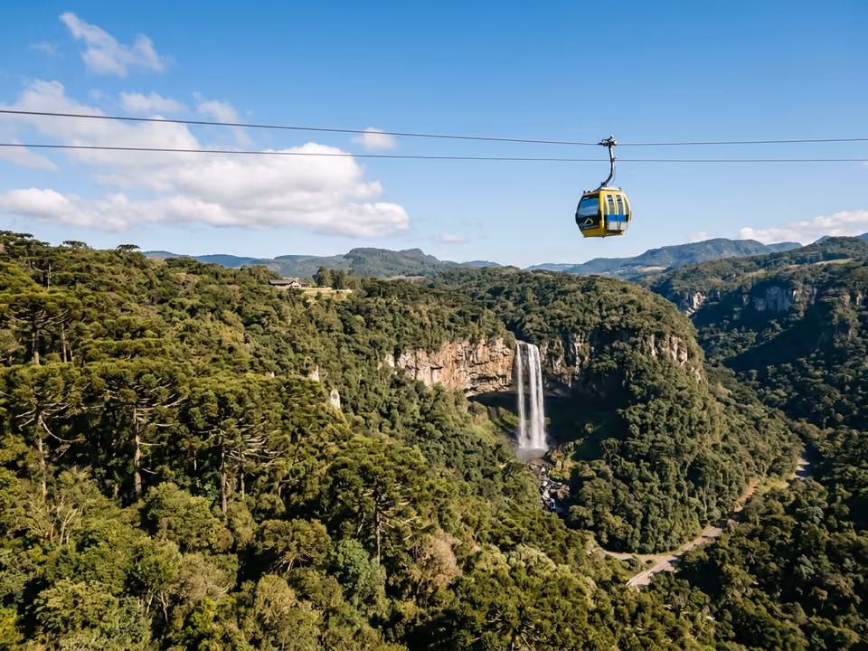 Cabine de teleférico dos Bondinhos Aéreos cruzando o vale do Caracol sobre a mata em Canela