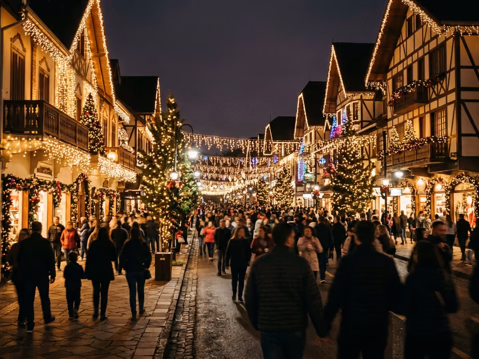 Casinhas natalinas iluminadas com decoração de Natal e pinheiros na Aldeia do Papai Noel, em Canela
