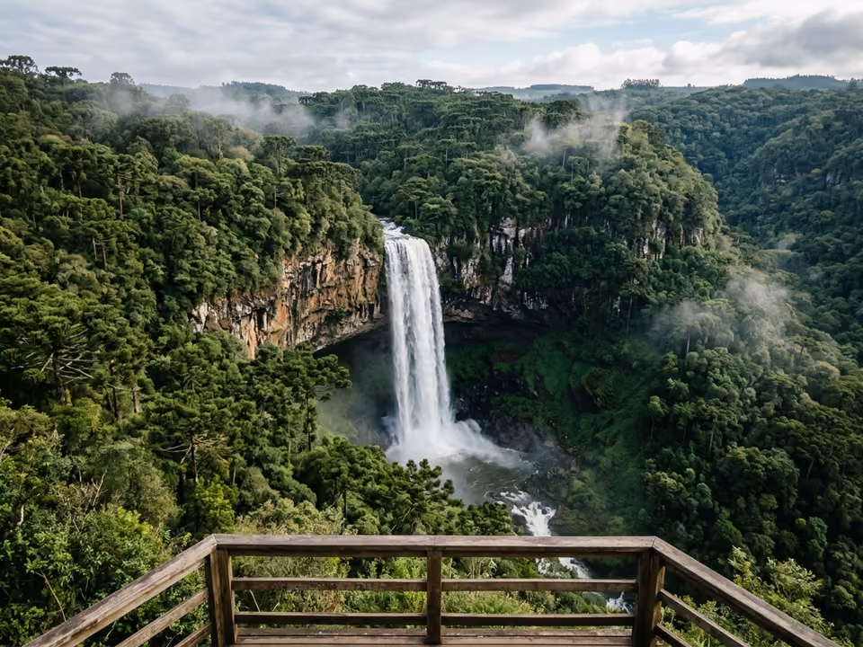 Cascata do Caracol despencando 131 metros entre a mata da Serra Gaúcha, vista do mirante