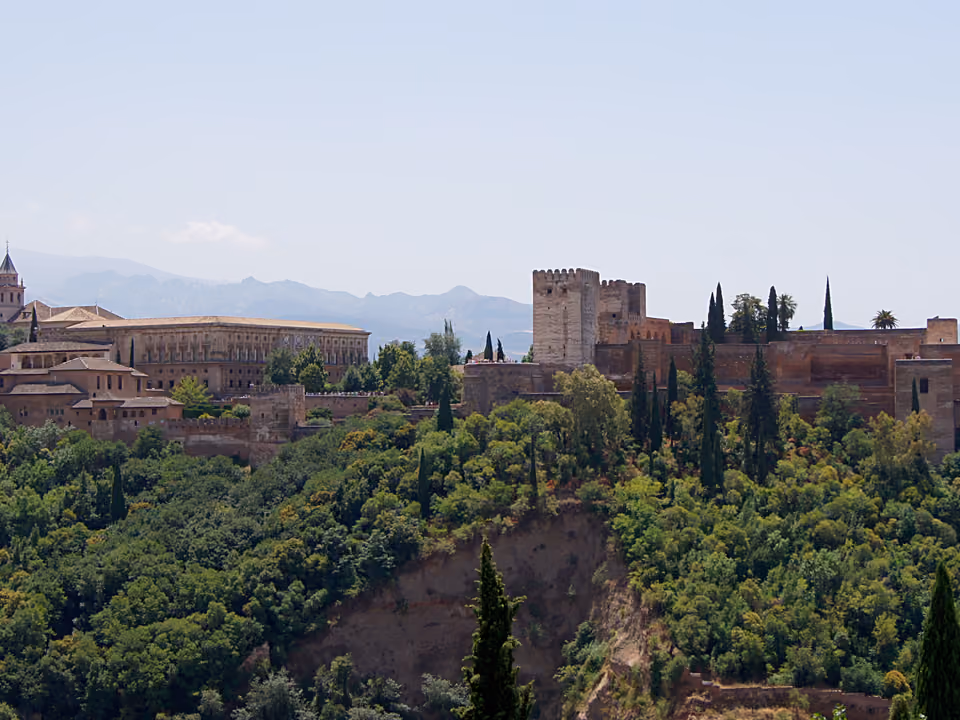 Vista da Alhambra a partir do Mirador de San Nicolás, com a Sierra Nevada ao fundo, Granada, Espanha