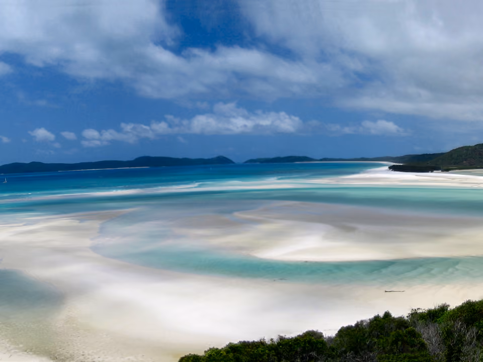 Padrão sinuoso de areia branca e água turquesa na Whitehaven Beach, Ilhas Whitsunday