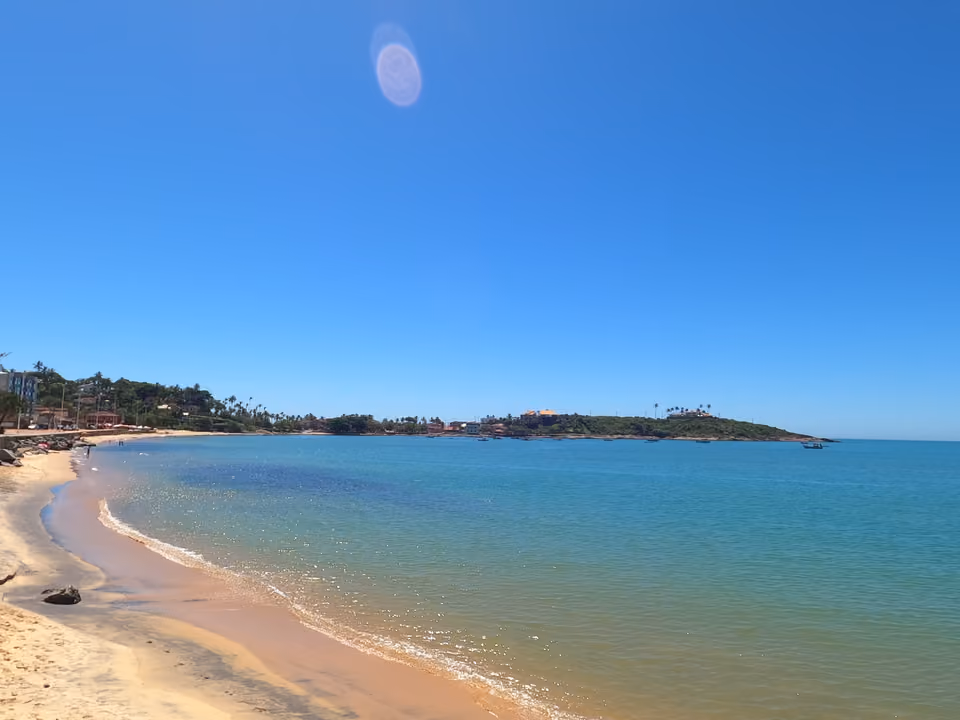 Baía de Meaípe com água calma e vilarejo à beira-mar, Guarapari, Espírito Santo
