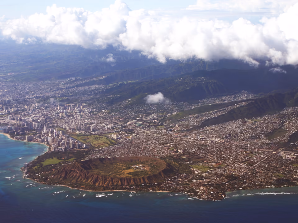 Cratera vulcânica de Diamond Head no Havaí, vista de cima com a trilha de subida visível e o mar ao fundo