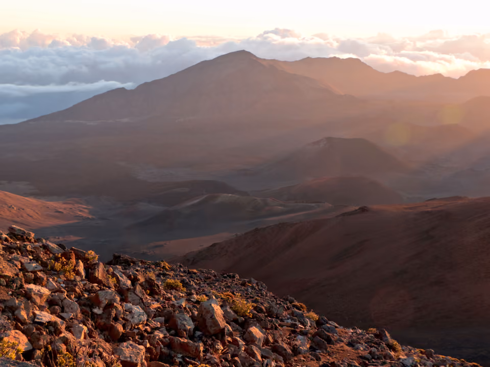 Cratera vulcânica de Haleakala em Maui, no Havaí, com a paisagem avermelhada e lunar ao amanhecer