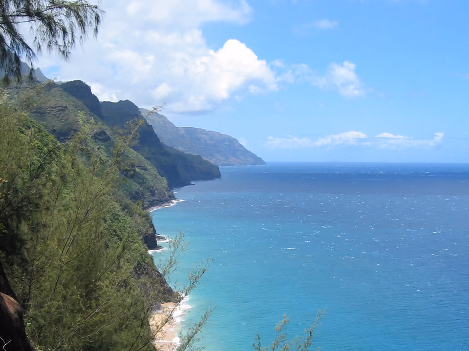 Falésias verdes e íngremes da Costa de Na Pali, na ilha de Kauai, no Havaí, vistas do mar