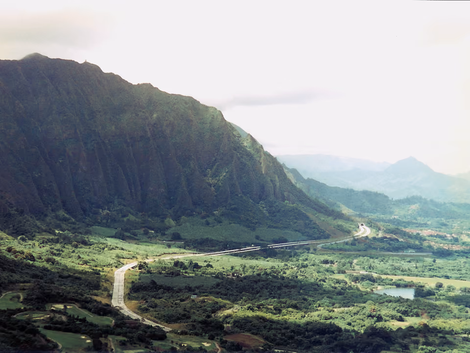 Mirante de Nuuanu Pali em Oahu, no Havaí, com vista para os penhascos verdes e a costa leste da ilha