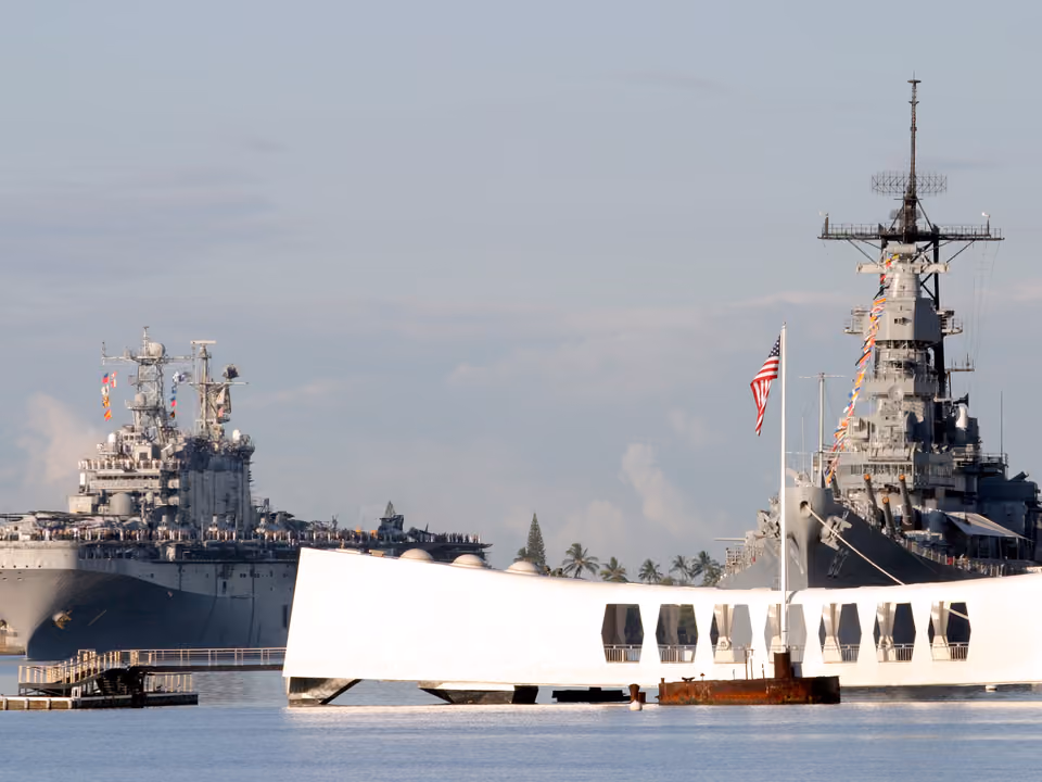 Memorial USS Arizona em Pearl Harbor, no Havaí, a estrutura branca flutuando sobre os destroços do navio afundado