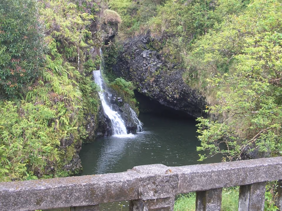 Cachoeira ao longo da Road to Hana, na ilha de Maui, no Havaí, cercada por vegetação tropical densa