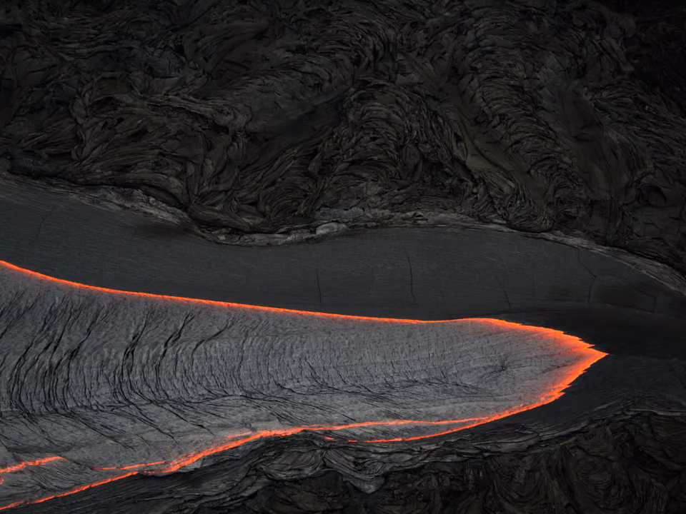 Cratera do vulcão Kilauea no Parque Nacional dos Vulcões, na Ilha Grande do Havaí, com fumaça vulcânica subindo