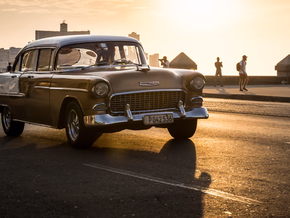 Carro clássico americano dourado estacionado nas ruas de Havana, Cuba