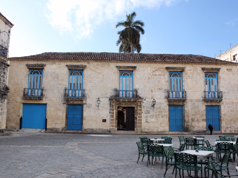 Fachada colonial com portas e janelas azuis na Plaza Vieja, Habana Vieja, Cuba