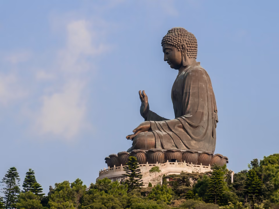 Estátua do Grande Buda de bronze em Lantau, Hong Kong, no alto de uma escadaria