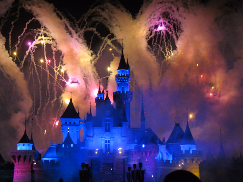 Castelo do Hong Kong Disneyland, em Lantau, com decoração colorida