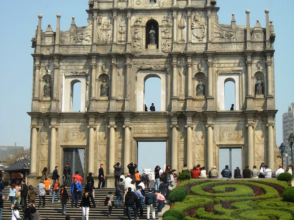 Fachada histórica portuguesa em Macau, perto de Hong Kong, com arquitetura colonial colorida