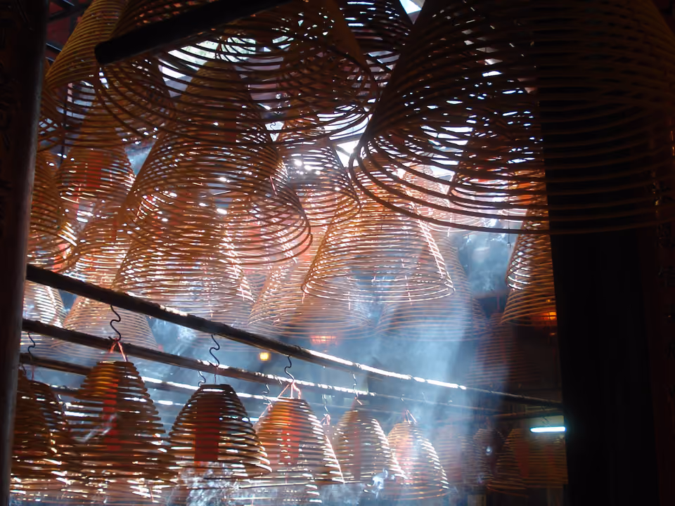 Interior do Man Mo Temple, em Hong Kong, com espirais de incenso penduradas no teto