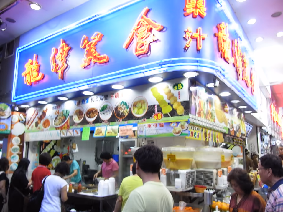 Rua movimentada de Mong Kok, em Hong Kong, com letreiros de neon empilhados