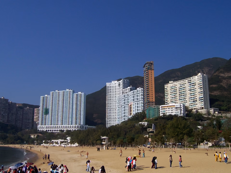 Praia de Repulse Bay, em Hong Kong, com areia clara e prédios residenciais ao fundo