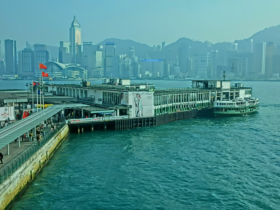 Balsa Star Ferry cruzando Victoria Harbour, em Hong Kong, com o horizonte da cidade ao fundo
