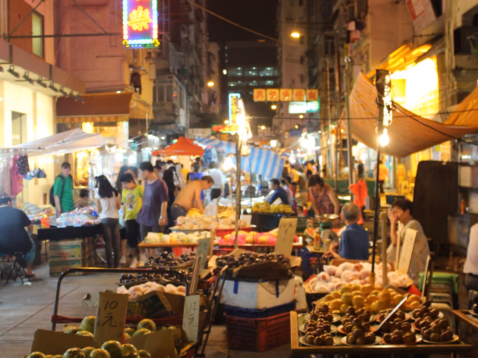 Barracas iluminadas do Temple Street Night Market, em Kowloon, Hong Kong, à noite