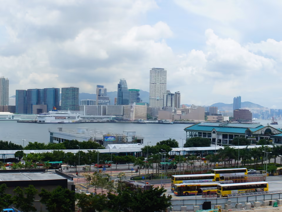 Vista de Victoria Harbour a partir de Tsim Sha Tsui, Hong Kong, com o horizonte da Ilha de Hong Kong ao fundo