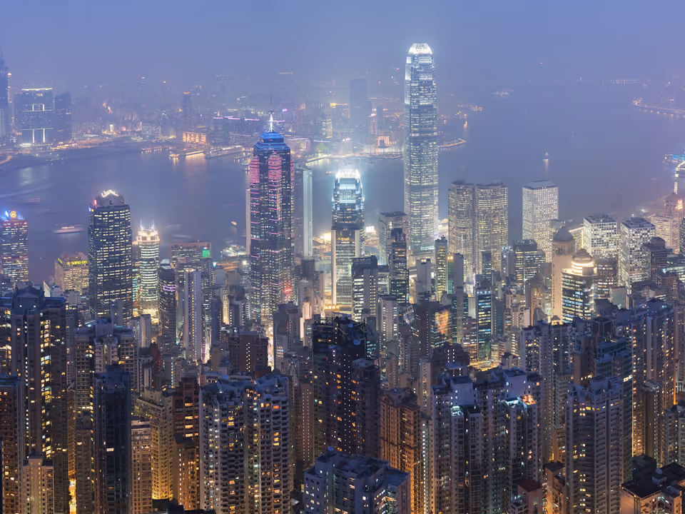 Vista do horizonte de Hong Kong a partir do Victoria Peak, com arranha-céus e o porto ao fundo