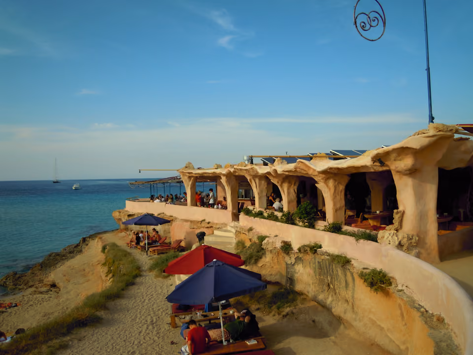 Beach bar à beira-mar em Cala Comte, com espreguiçadeiras e guarda-sóis, Ibiza, Espanha