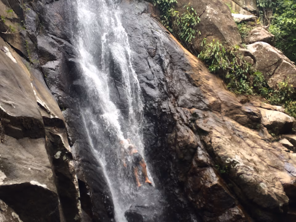 Cachoeira da Feiticeira cercada de vegetação de mata atlântica na Ilha Grande
