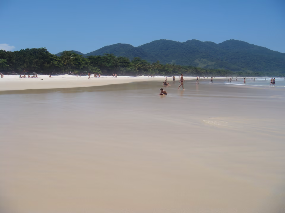 Faixa extensa de areia branca e mar azul-turquesa da Praia de Lopes Mendes