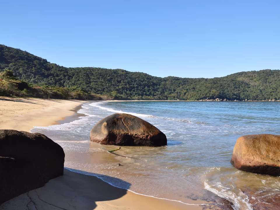 Praia da Parnaioca isolada, cercada de mata atlântica densa na Ilha Grande