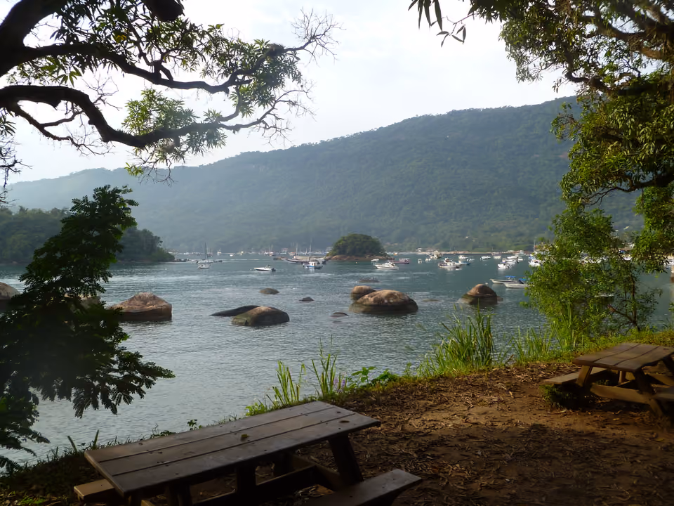 Praia Preta com areia escura e mata atlântica ao fundo na Ilha Grande